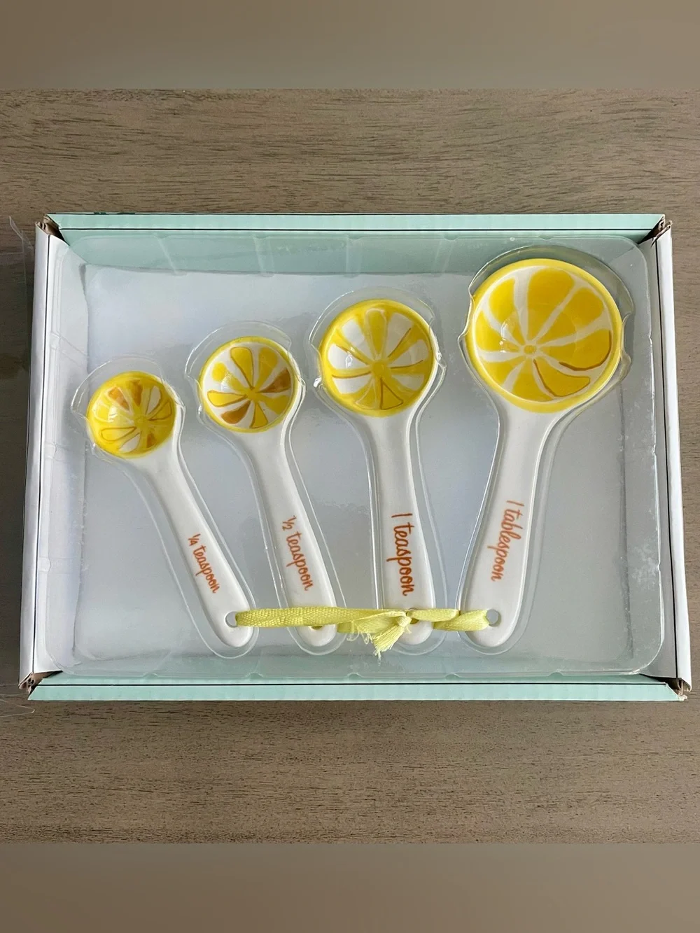 NWT Trina Turk Ceramic Lemon Measuring Spoons Set
